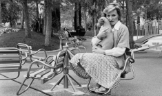 Photo prise le 17 avril 1975 à Monte-Carlo montrant la chanteuse et actrice française Nicole Croisille avec son chien ( AFP / - )