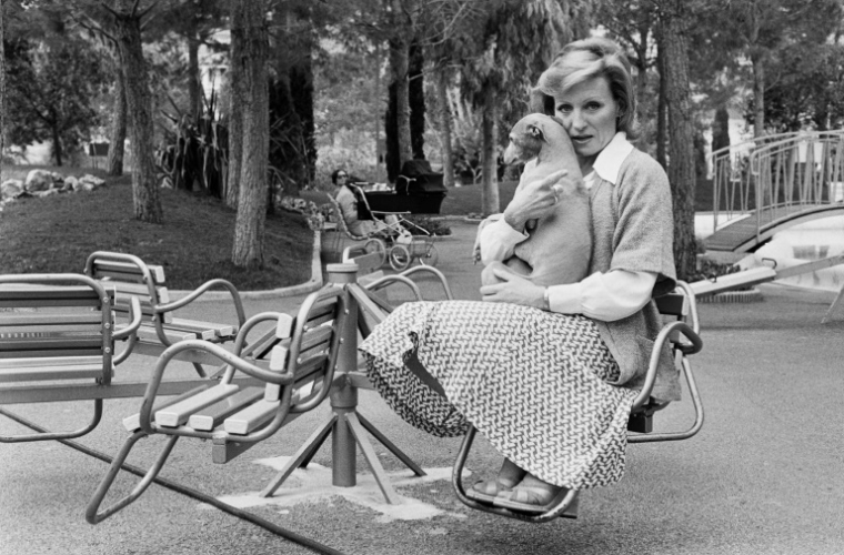Photo prise le 17 avril 1975 à Monte-Carlo montrant la chanteuse et actrice française Nicole Croisille avec son chien ( AFP / - )