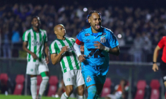 Neymar marque un doublé et fait du pied à Carlo Ancelotti