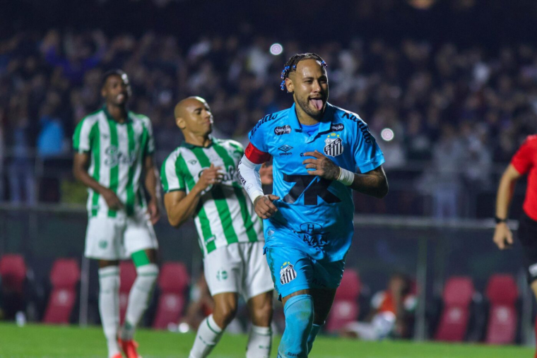 Neymar marque un doublé et fait du pied à Carlo Ancelotti