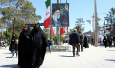 Des Iraniens passent devant un portrait du défunt guide suprême Ali Khamenei dans un cimetière du sud de Téhéran, le 23 avril 2026 ( AFP / - )