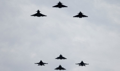 Des Eurofighter Typhoon de la Royal Air Force, des Rafale de l'Armée de l'Air et de l'Espace, un Mirage 2000-5, et un F-16 belge, dans le ciel de Paris, en 2023 ( AFP / LUDOVIC MARIN )