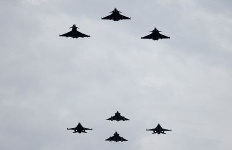 Des Eurofighter Typhoon de la Royal Air Force, des Rafale de l'Armée de l'Air et de l'Espace, un Mirage 2000-5, et un F-16 belge, dans le ciel de Paris, en 2023 ( AFP / LUDOVIC MARIN )