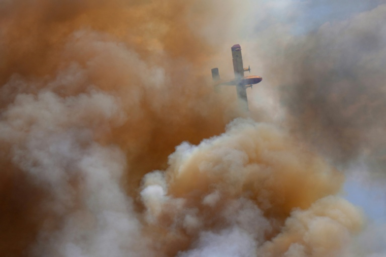 Un avion tente de combattre l'incendie près du village d'Abejera, dans la province de Zamora en Espagne, le 13 août 2025 ( AFP / CESAR MANSO )