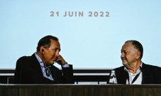 L'entrepreneur américain, John Textor (à gauche), va prendre le contrôle d'OL Groupe. (© O. Chassignole / AFP)