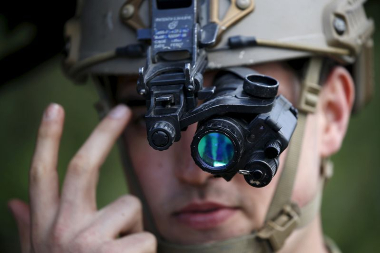 Un contrôleur aérien de l'U.S. Air Force ajuste ses lunettes de vision nocturne en Corse, France