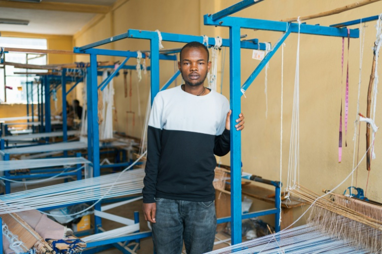 Abush Dubule dans un atelier de tissage du quartier Shiromeda à Addis Abeba, le 7 octobre 2025 en Ethiopie ( AFP / Sehin Tewabe )