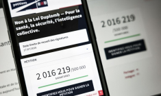Le site de l'Assemblée nationale sur un écran de smartphone et d'ordinateur indiquant le nombre de citoyens ayant signé la pétition contre la loi Duplomb, le 28 juillet 2025 à Paris ( AFP / Thibaud MORITZ )