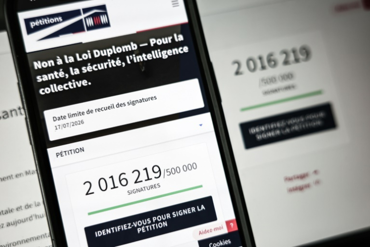 Le site de l'Assemblée nationale sur un écran de smartphone et d'ordinateur indiquant le nombre de citoyens ayant signé la pétition contre la loi Duplomb, le 28 juillet 2025 à Paris ( AFP / Thibaud MORITZ )