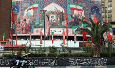 Un portrait du guide suprême Ali Khamenei, tué dans la guerre, déployé sur la place Valiasr de Téhéran, le 22 mars 2026 à Téhéran ( AFP / - )