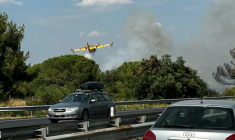 Un Canadair largue de l'eau sur un incendie de forêt près de l'autoroute A9, entre Orange et de Narbonne, le 5 juillet 2025 ( VINCI AUTOROUTES / LAURENT NOE )