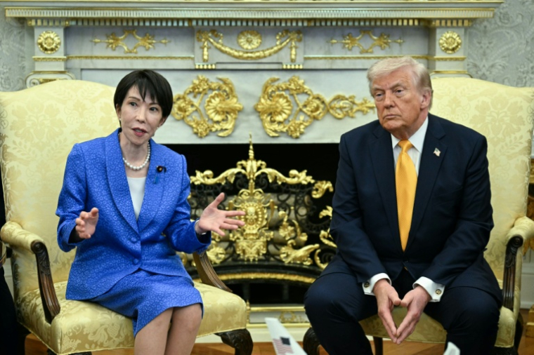 Le président américain Donald Trump et la Première ministre japonaise Sanae Takaichi dans le Bureau ovale à la Maison Blanche, le 19 mars 2026 à Washington ( AFP / Jim WATSON )