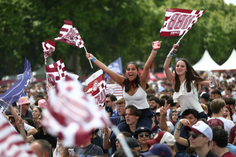 Les supporters de l'UBB sur la place des Quinconces, à Bordeaux, le 24 mai 2025 ( AFP / ROMAIN PERROCHEAU )