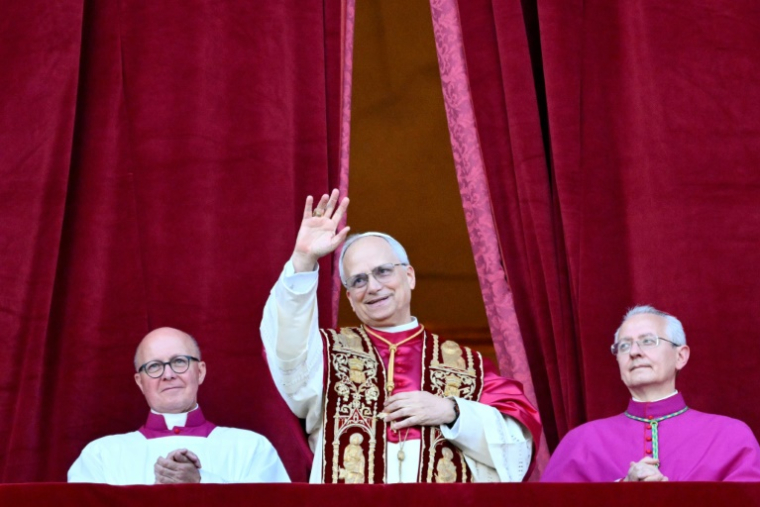 Le nouveau pape Léon XIV, l'Américain Robert Francis Prevost, salue la foule rassemblée place Saint-Pierre ) pour sa première apparition après son élection le 8 mai 2025 ( AFP / Alberto PIZZOLI )