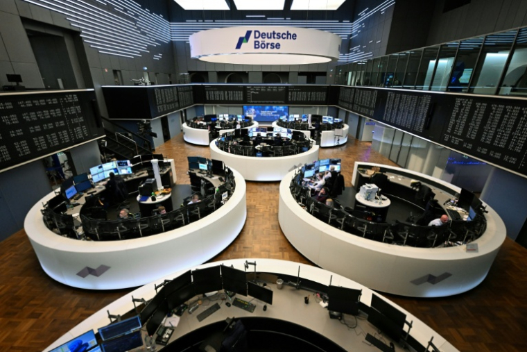 Des traders devant un tableau d'affichage de l'indice Dax, à la Bourse de Francfort le 8 avril 2026 ( AFP / Kirill KUDRYAVTSEV )