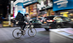 Depuis plusieurs jours, Carrefour et Casino livrent des courses via Uber Eats (Crédits photo : Unsplash - Brett Jordan )