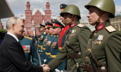 Photo diffusée par l'agence d'État russe Sputnik du président russe Vladimir Poutine saluant les commandants militaires après le défilé militaire du Jour de la Victoire sur la Place Rouge, à Moscou, le 9 mai 2025 ( POOL / Gavriil Grigorov )