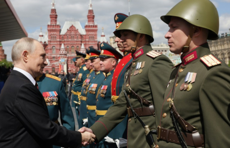 Photo diffusée par l'agence d'État russe Sputnik du président russe Vladimir Poutine saluant les commandants militaires après le défilé militaire du Jour de la Victoire sur la Place Rouge, à Moscou, le 9 mai 2025 ( POOL / Gavriil Grigorov )
