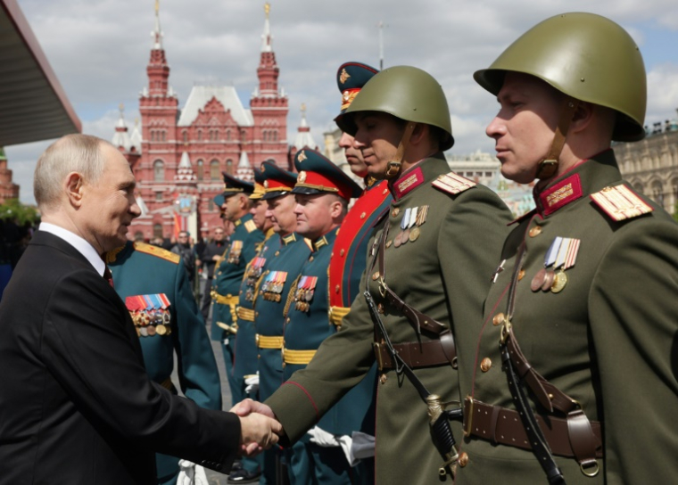 Photo diffusée par l'agence d'État russe Sputnik du président russe Vladimir Poutine saluant les commandants militaires après le défilé militaire du Jour de la Victoire sur la Place Rouge, à Moscou, le 9 mai 2025 ( POOL / Gavriil Grigorov )