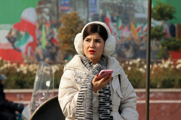 Une passante sur la place Enqelab du centre de Téhéran, le 26 janvier 2026 ( AFP / ATTA KENARE )