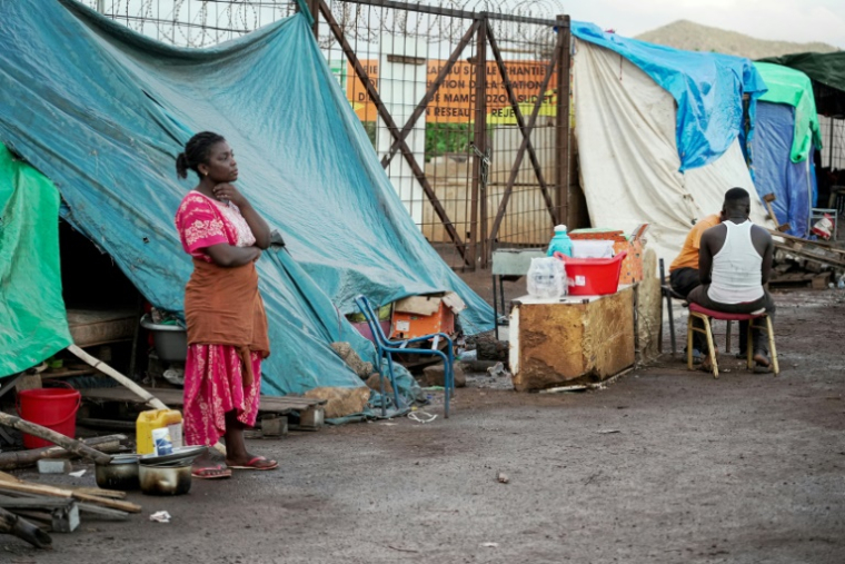 Une femme à l'entrée du camp de Tsoundzou 2, à Mamoudzou, sur l'île française de Mayotte ( AFP / Marine GACHET )