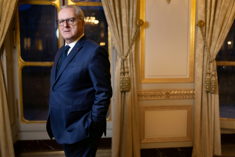 Le président du Conseil constitutionnel Richard Ferrand pose dans son bureau à Paris le 19 janvier 2026 ( AFP / Joel Saget )