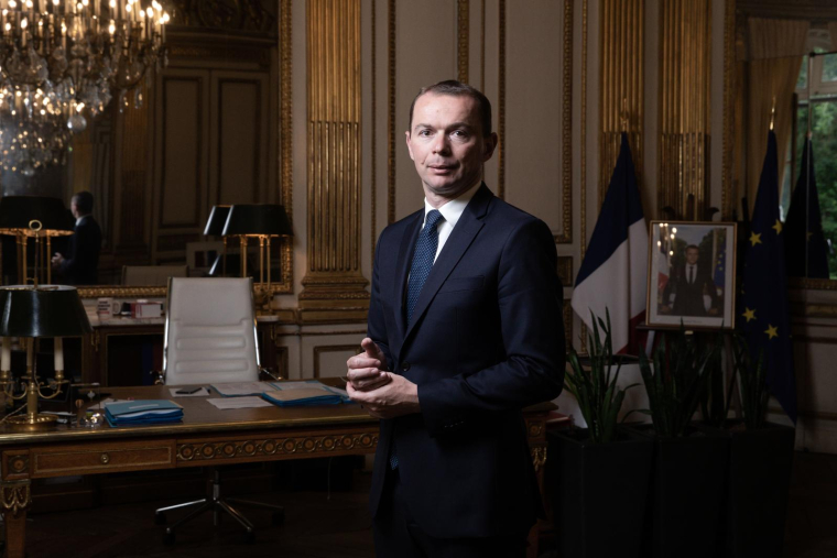 Le ministre du Travail, Olivier Dussopt, dans son bureau à Paris le 27 juin 2022. ( AFP / JOEL SAGET )
