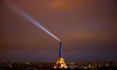 La tour Eiffel est illuminée aux couleurs de l'Ukraine