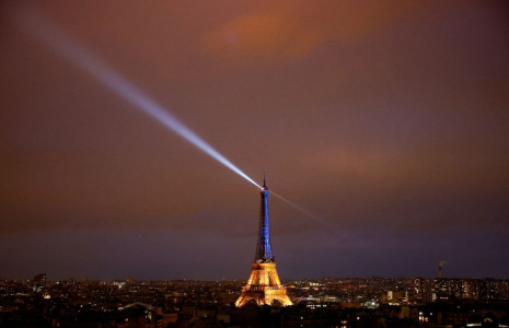 La tour Eiffel est illuminée aux couleurs de l'Ukraine