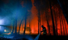 Un pompier lutte contre un feu de forêr à Luglon, dans les Landes, le 14 août 2026 ( AFP / ROMAIN PERROCHEAU )