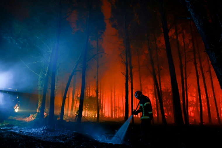 Un pompier lutte contre un feu de forêr à Luglon, dans les Landes, le 14 août 2026 ( AFP / ROMAIN PERROCHEAU )