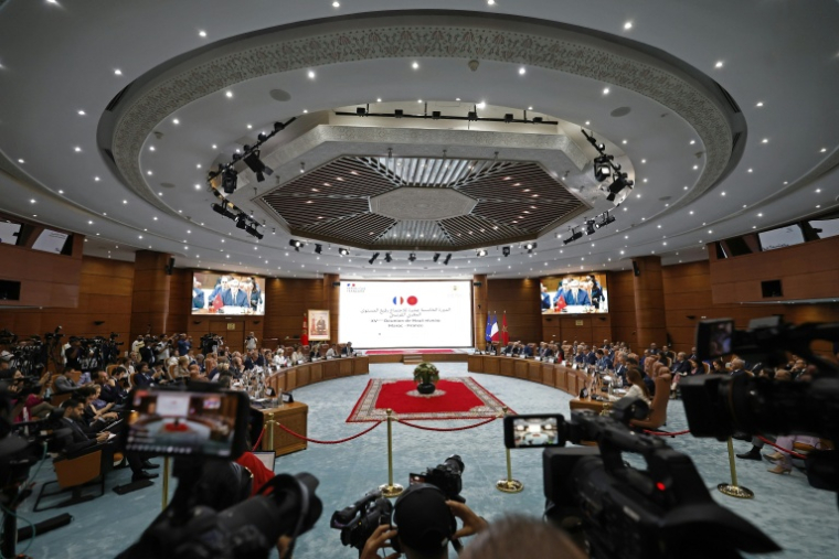 Le Premier ministre français Sébastien Lecornu et sa délégation (à gauche) assistent à une séance plénière avec des ministres marocains à Rabat, le 16 juillet 2026 ( AFP / Abdel Majid BZIOUAT )