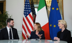 (g-d) Le vice-président américain JD Vance, la Première ministre italienne Giorgia Meloni et la présidente de la Commission européenne Ursula von der Leyen lors d'une réunion à Rome, le 18 mai 2025 ( POOL / Jacquelyn Martin )
