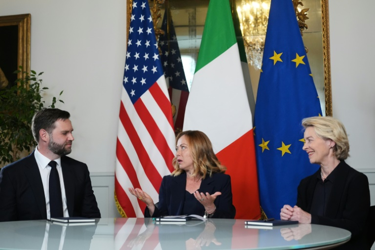 (g-d) Le vice-président américain JD Vance, la Première ministre italienne Giorgia Meloni et la présidente de la Commission européenne Ursula von der Leyen lors d'une réunion à Rome, le 18 mai 2025 ( POOL / Jacquelyn Martin )