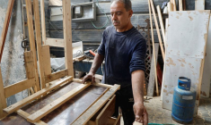 Un ouvrier palestinien construit des meubles à partir d'une palette