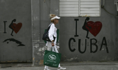 Une femme marche dans une rue de La Havane, le 18 juin 2026 ( AFP / YAMIL LAGE )