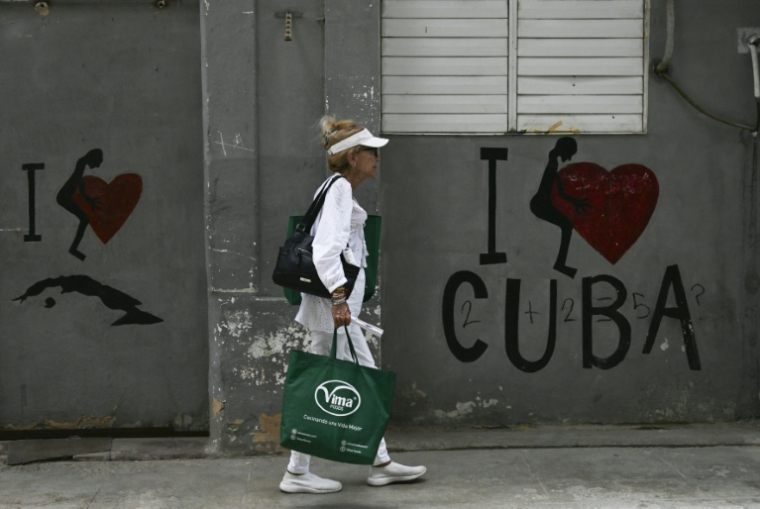 Une femme marche dans une rue de La Havane, le 18 juin 2026 ( AFP / YAMIL LAGE )