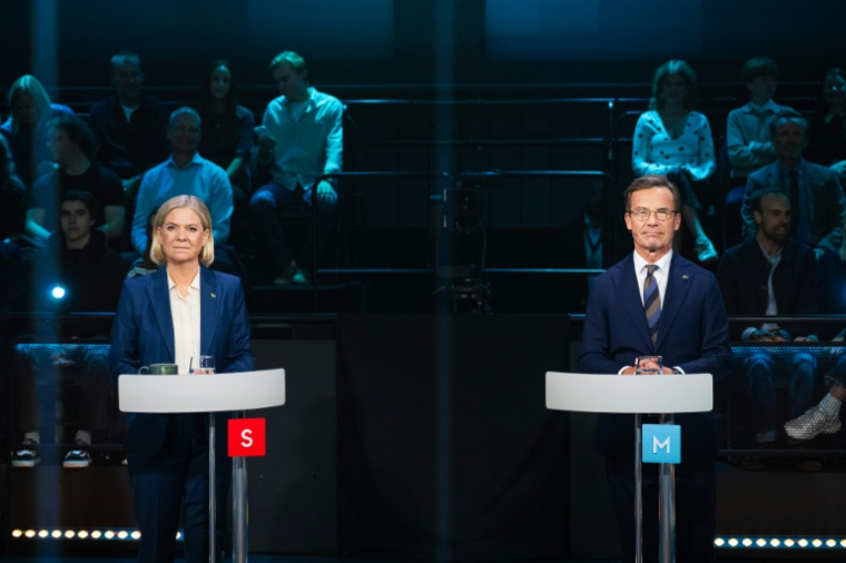 Magdalena Andersson (G) et Ulf Kristersson (D) candidats aux élections législatives de Suède, à Stockholm, le 10 septembre 2026 ( AFP / Jonathan NACKSTRAND )