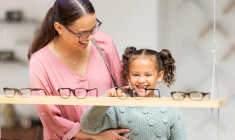 Acheter en ligne permet de réaliser des économies de l’ordre de 30 à 40 % sur le budget optique. ( crédit photo : Shutterstock )