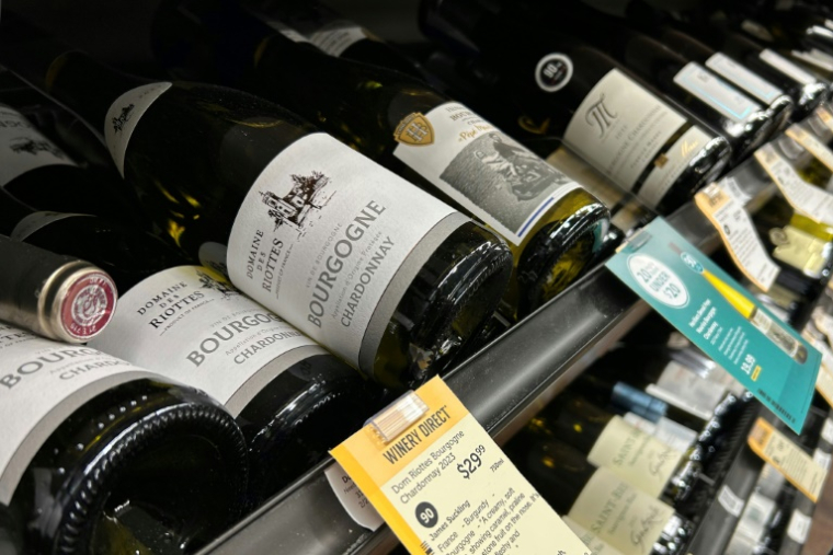 Des bouteilles de vins français en vente dans une boutique à Laurel, dans le Maryland, le 13 mars 2025 ( AFP / Jim WATSON )