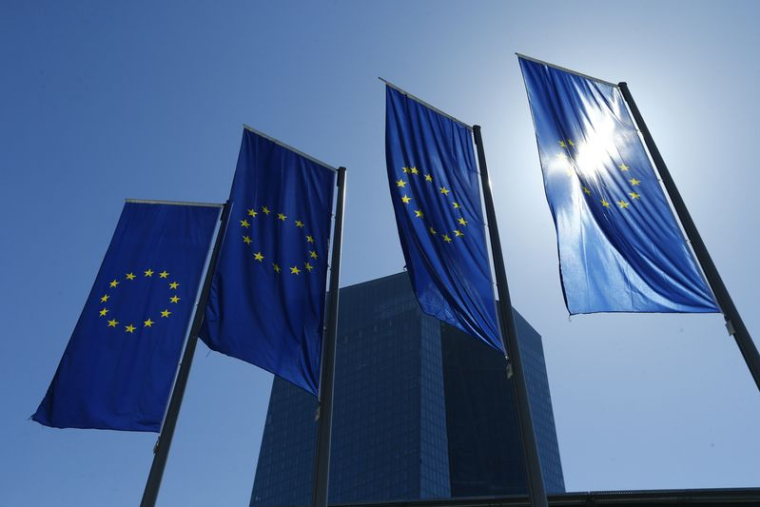 Des drapeaux de l'UE devant le siège de la BCE à Francfort