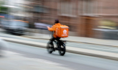Un livreur de Just Eat circule à vélo dans Manchester
