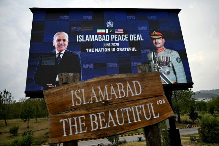 Un panneau dans une rue d'Islamabad célèbre l'accord irano-américain, le 17 juin 2026 ( AFP / Aamir QURESHI )