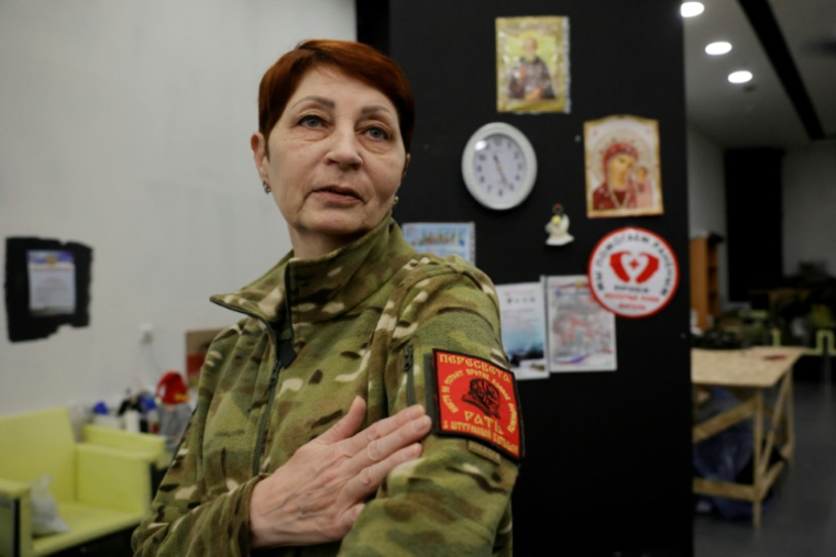 Lioudmila, bénévole d'une organisation qui confectionne des vêtements de camouflage pour les soldats russes, dont le fils a disparu il y a quatre mois alors qu'il combattait en Ukraine, lors d'un entretien avec l'AFP à Voronej, le 24 janvier 2026 en Russie ( AFP / TATYANA MAKEYEVA )