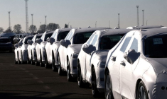 De nouvelles voitures sont garées dans le port de Zeebrugge