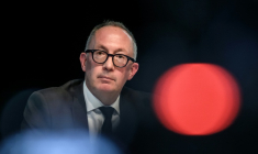 Le président de la commune suisse de Crans-Montana, Nicolas Féraud, lors d'une conférence de presse dans cette station alpine, le 6 janvier 2026 ( AFP / Fabrice COFFRINI )