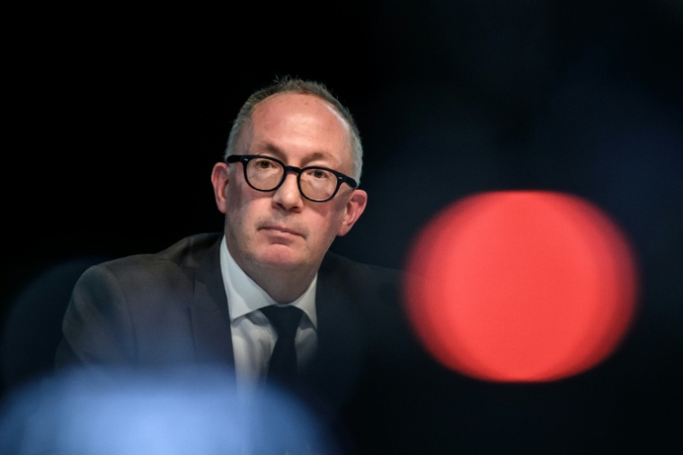 Le président de la commune suisse de Crans-Montana, Nicolas Féraud, lors d'une conférence de presse dans cette station alpine, le 6 janvier 2026 ( AFP / Fabrice COFFRINI )
