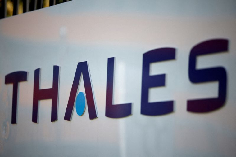 Le logo du groupe français de défense Thales à l'extérieur d'un bâtiment de l'entreprise à Gennevilliers