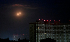 La défense aérienne ukrainienne tire sur des drones russes lors d'une attaque nocturne sur Kiev le 23 juin 2025 ( AFP / Sergei SUPINSKY )