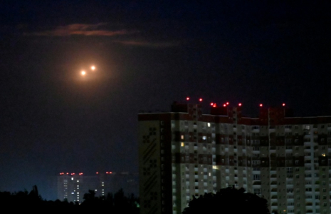 La défense aérienne ukrainienne tire sur des drones russes lors d'une attaque nocturne sur Kiev le 23 juin 2025 ( AFP / Sergei SUPINSKY )